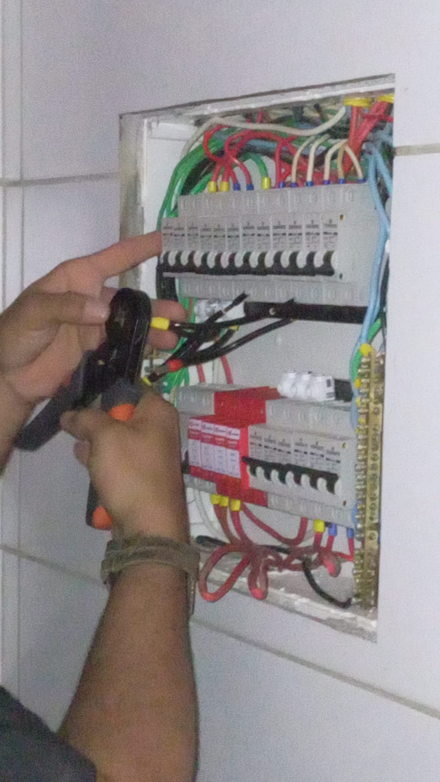 Troca de disjuntores e fiação em quadro elétrico