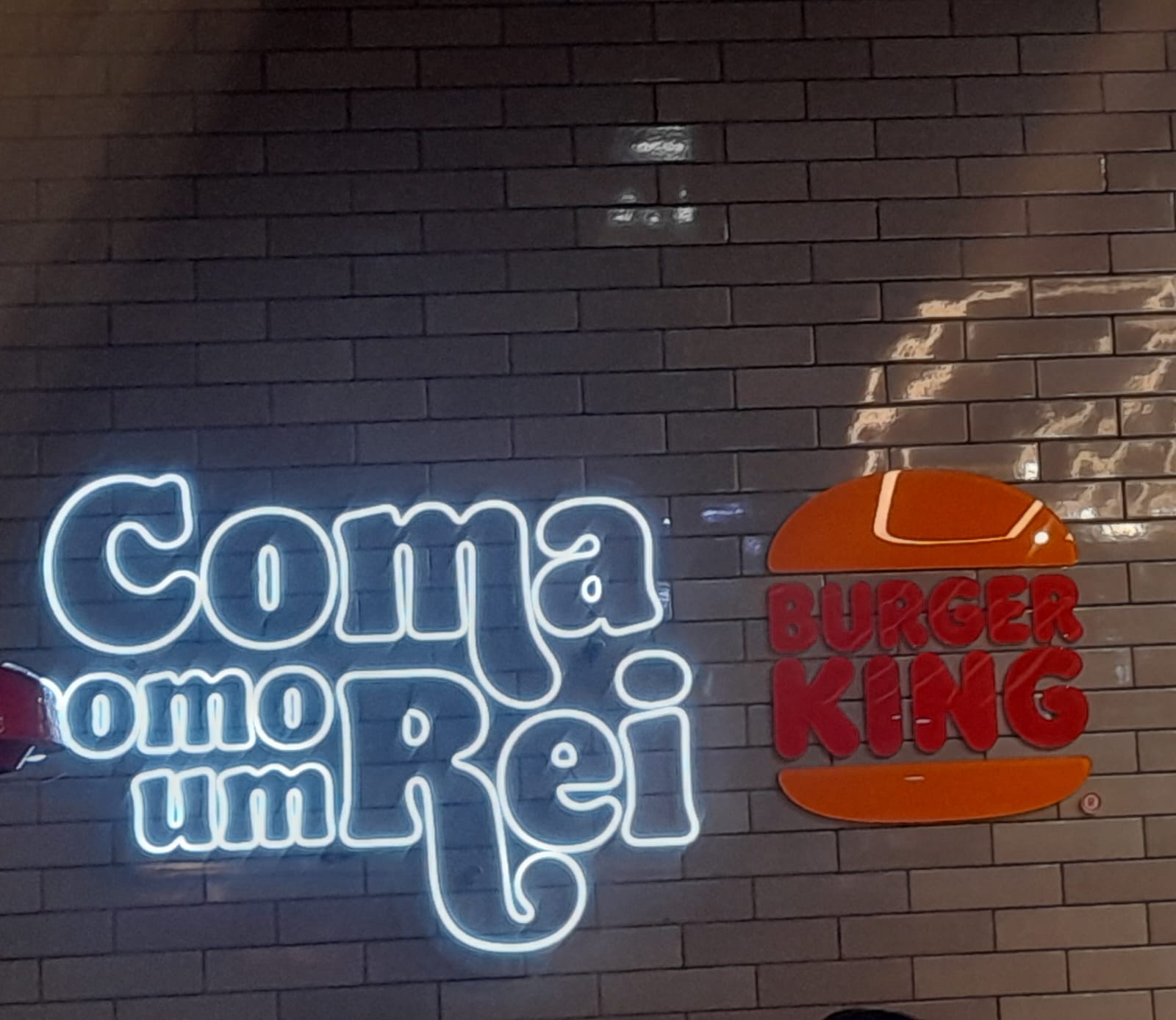 Instalação de fitas e refletores LED decorativos