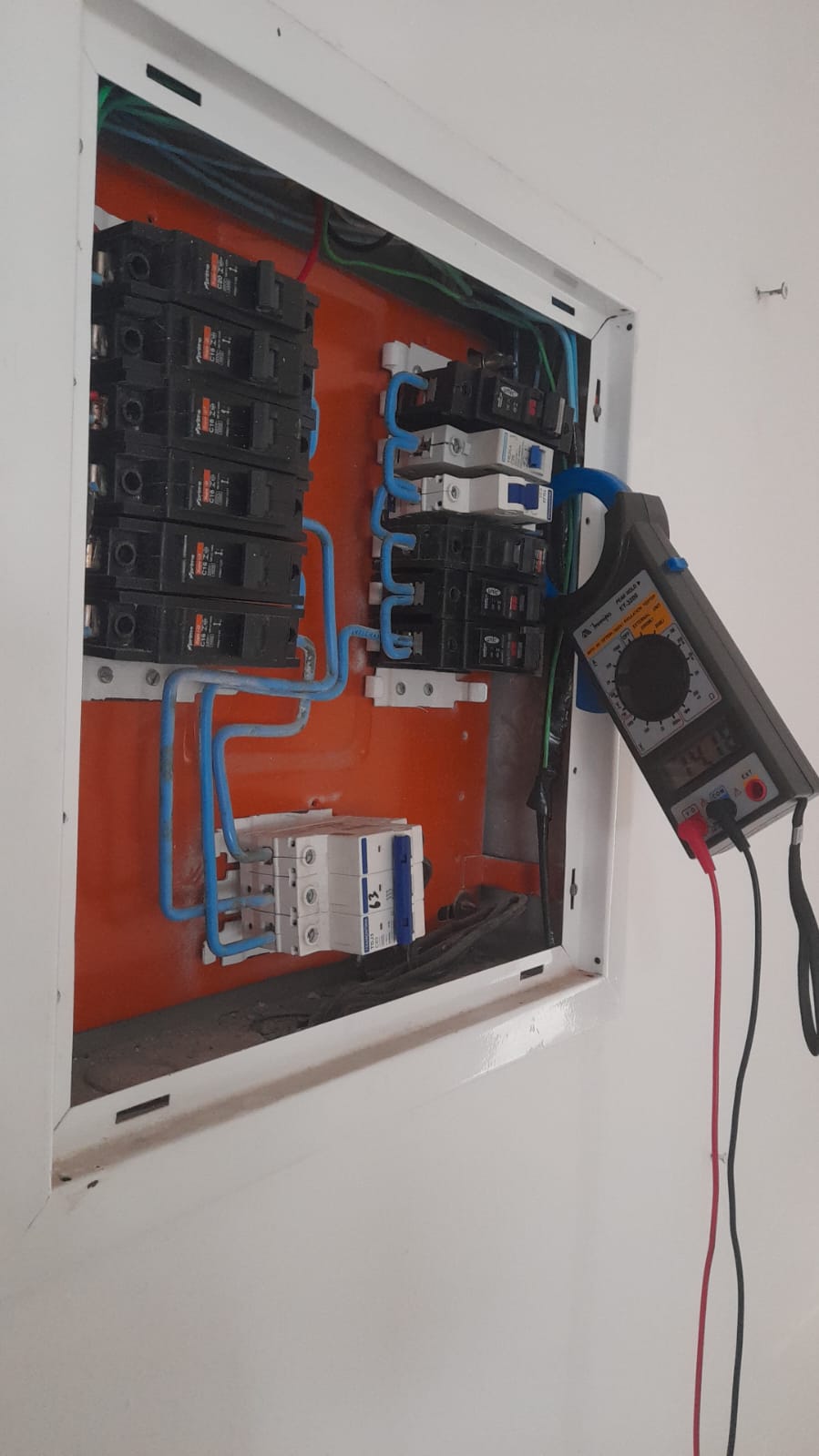 Montagem e manutenção de quadro de distribuição elétrica